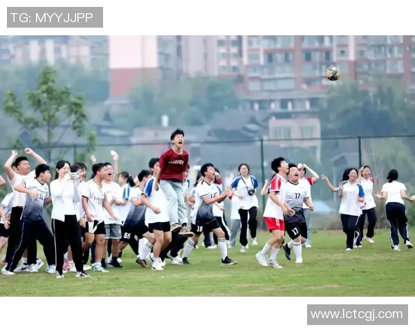 飞机上偶遇足球明星瞬间视频分享引发热议与粉丝狂欢 飞机上偶遇足球明星瞬间视频分享引发热议与粉丝狂欢