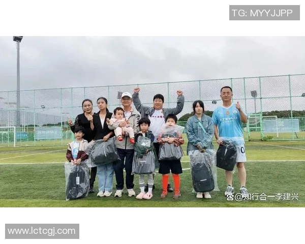 足球明星与女儿的温馨瞬间展现亲情与梦想的交融