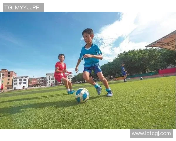 足球明星之子展现天赋颠球技艺引发球迷热议与关注