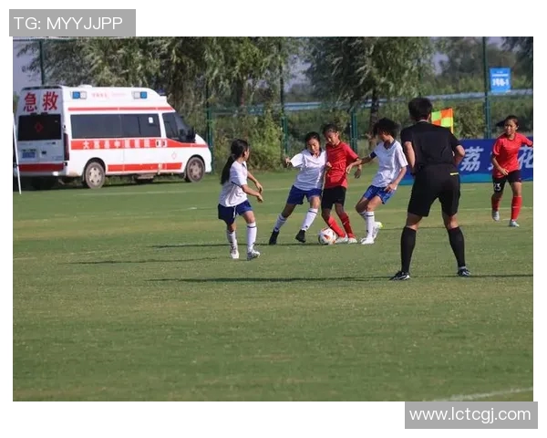 实力不佳却依然闪耀的女足球明星们的奋斗与坚持