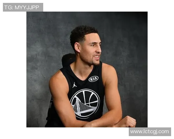 全明星篮球汤普森的辉煌历程与赛场传奇瞬间回顾